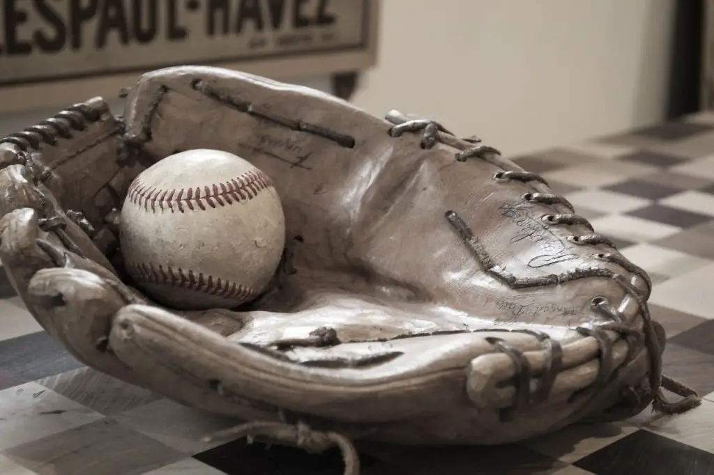 how to oil a baseball glove