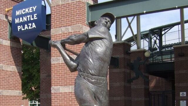 1952 Topps Mickey Mantle Card About to Surpass $1 Million at Auction 17 1952 Topps Mickey Mantle Card About to Surpass $1 Million at Auction